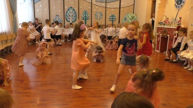 Средняя группа танец В лесу родилась елочка смотреть онлайн