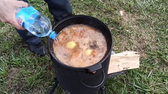 Шурпа в казане на огне смотреть онлайн