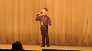 "Солнечный круг"("Пусть всегда будет солнце"),поют дети.