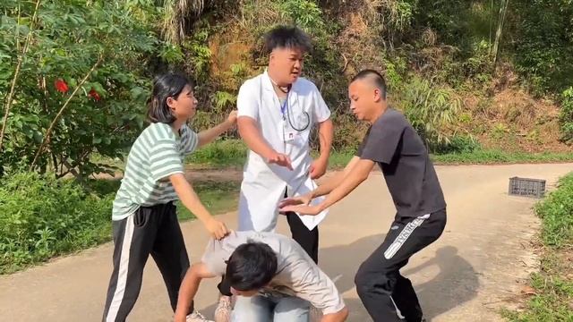 劫匪劫财不成竟向劫色，奈何美女会武术，直接将其踢倒在地！【黑泥PLX】 смотреть онлайн