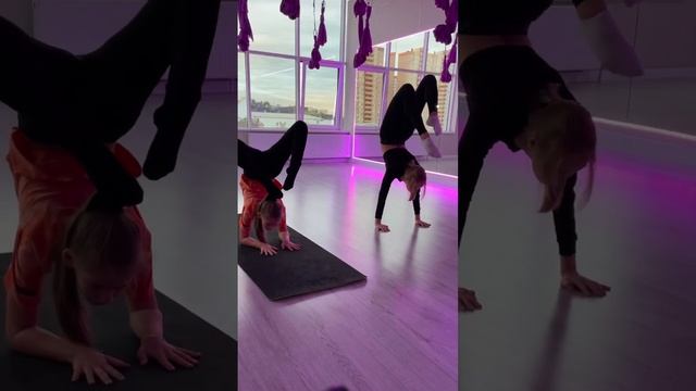 Стойка на рука, акробатика, гимнастика #gimnastik смотреть онлайн