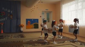 Спортивный танец с мячами в детском саду