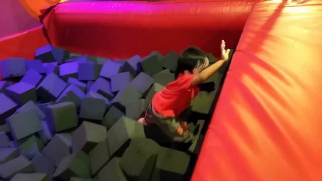 Giant Leap Foam Pit @ Angry Birds Activity Park смотреть онлайн