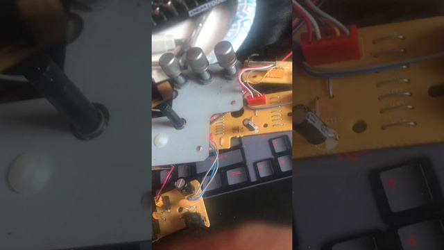 Ibanez WD7 Wah Restoration 10 - Reinstalling the PCB (1) смотреть онлайн
