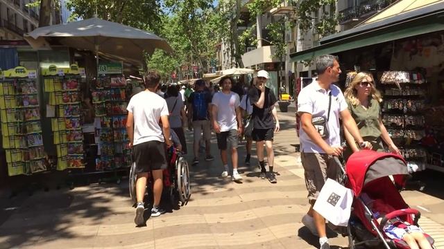 Barcelona Walk of La Rambla - Famous Tourist Street смотреть онлайн
