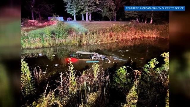 Morgan County deputy saves woman from submerged car смотреть онлайн