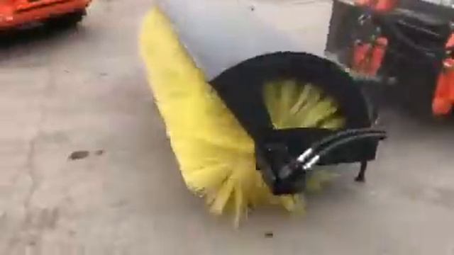 Установка и работа дорожной щетки на погрузчике Локуст