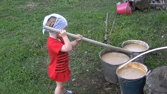 Детство в деревне. Чем занять ребенка:) Малышка развлекатмся с едой для хрюшек смотреть онлайн