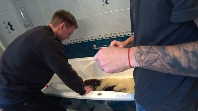 MR DI ПРОВЕРЯЕТ СКОЛЬКО КОЛЫ ВЛЕЗЕТ В ВАННУ смотреть онлайн