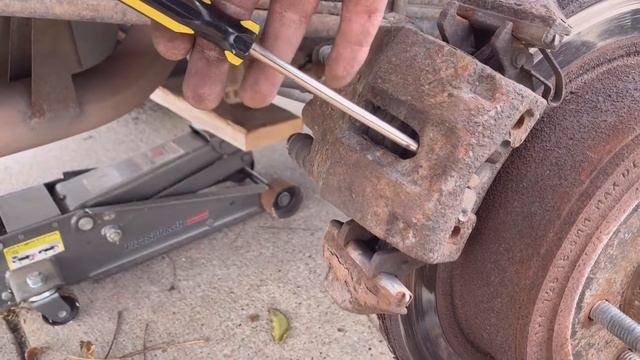 How To: Replace 09-14 Ford F150 Rear Brake Pads смотреть онлайн