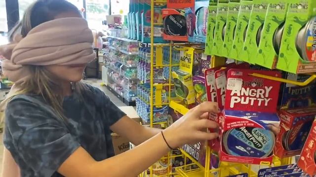 I’LL BUY WHATEVER YOU TOUCH BLINDFOLDED! ?? смотреть онлайн