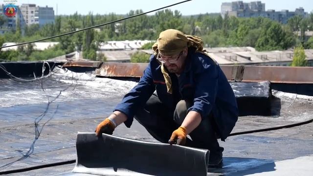 Коммунальщики Луганска с начала сезона отремонтировали более 1500 м2 кровли многоэтажных жилых домо смотреть онлайн
