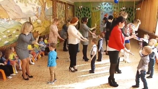 ТАНЕЦ МАМ И СЫНОВЕЙ под песню солнечный мальчик смотреть онлайн