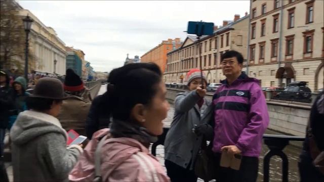 Азиатская Джоли и красный автобус смотреть онлайн