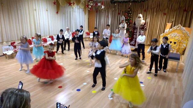 Танец на новый год в детском саду. Новогодняя пляска в финале утренника смотреть онлайн
