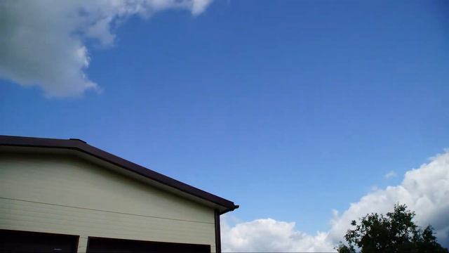 Облака красиво летят над гаражом. смотреть онлайн