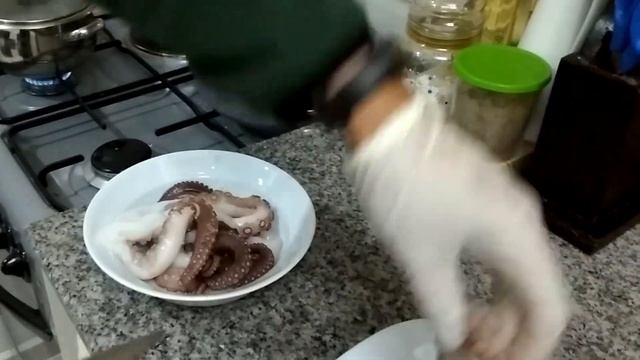 Сашими из осьминога. Как сварить осьминога. смотреть онлайн