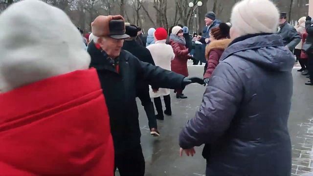 "Бабушка Здорова"...на танцполе в Гомельском парке...29.01.2023года. смотреть онлайн