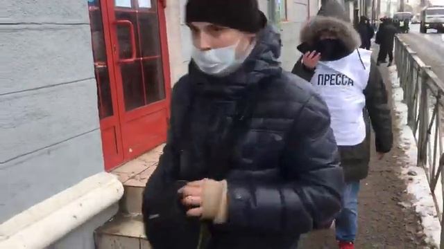 Несколько сотен протестующих в Казани идут вдоль протоки Булак в сторону кремля смотреть онлайн