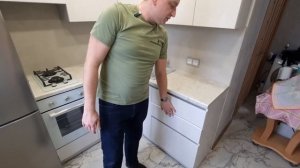 Современная стильная угловая кухня для маленькой кухни без ручек