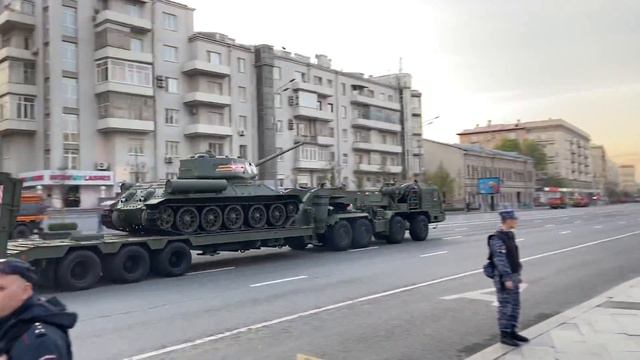 01. Военная техника едет по Москве на репетицию Парада Победы (27.04.2023, часть 1) смотреть онлайн