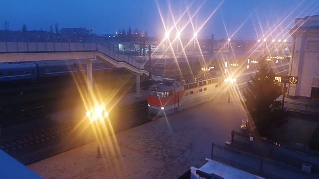Станция Брест-Центральный. Грузовой поезд, локомотив, дизель-поезд, пешеходный мост через жд-пути смотреть онлайн