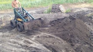 Мини погрузчик самодельный,  бортоповоротный,  в работе.