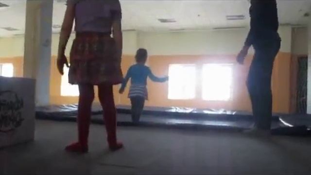 Маша и Даша развлекаются в развлекательном центре Выше крыши смотреть онлайн