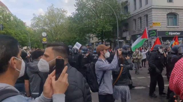 BERLIN, 15. May 2021: a huge demo to support Palestina! смотреть онлайн