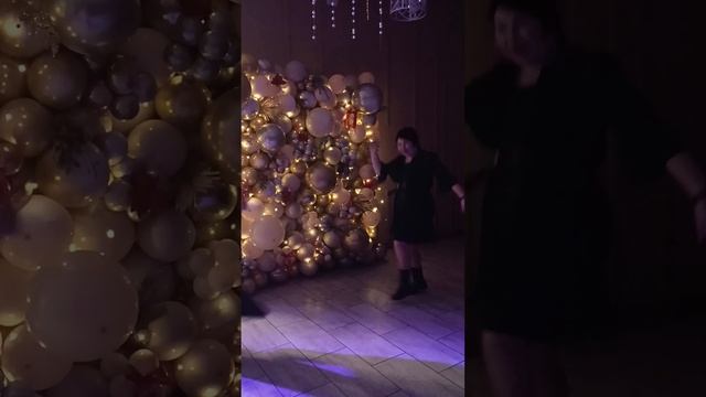 Танцы на новый год.mp4 смотреть онлайн