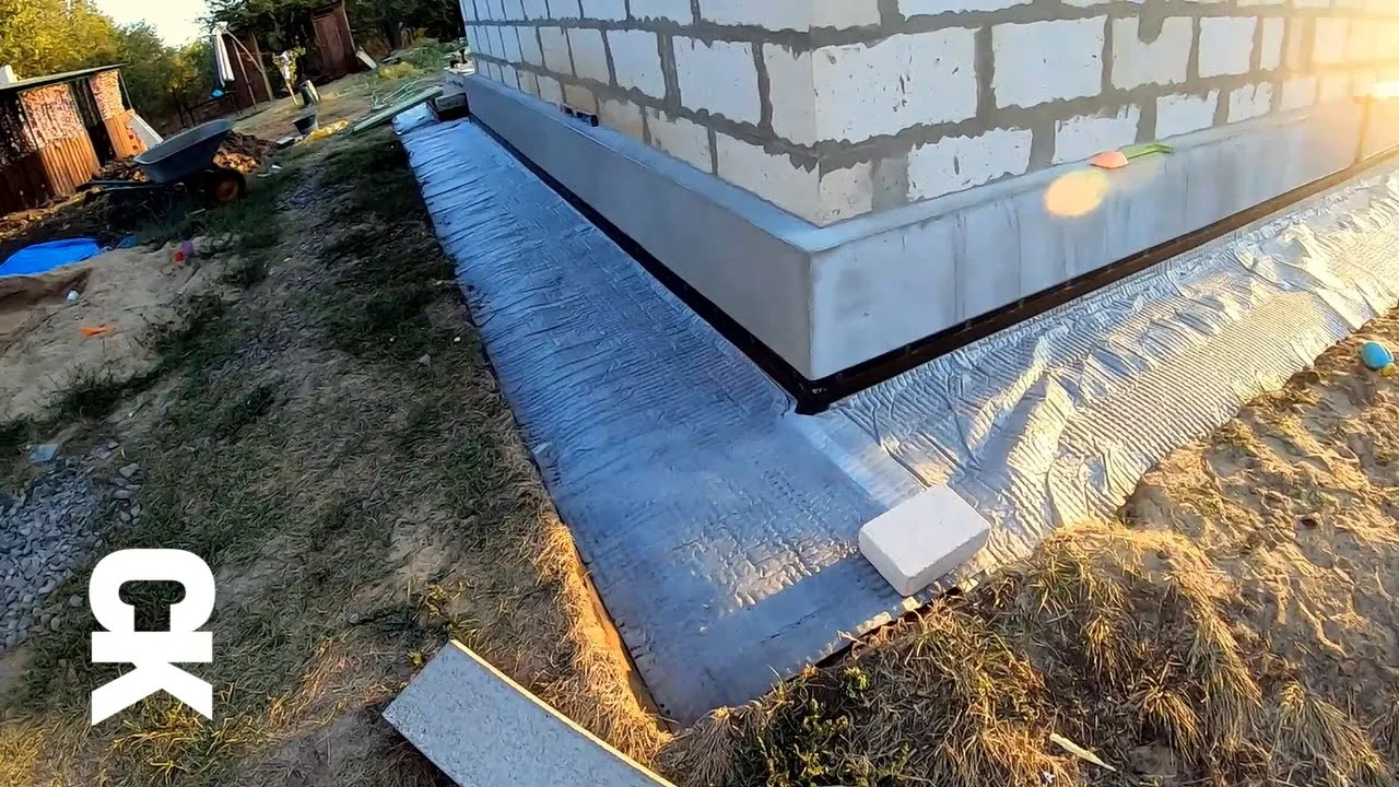 Утепленная мягкая отмостка с каменным бордюром / Серия 120 смотреть онлайн