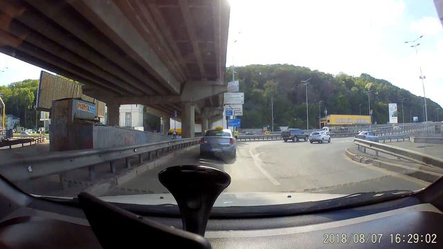 Мост метро. Стоит человек.