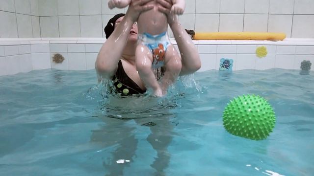 Малыш 5 месяцев раннее плавание. смотреть онлайн
