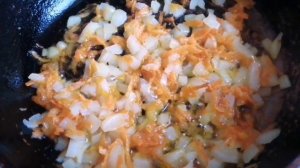 Что жарить первым? (лук или морковь)