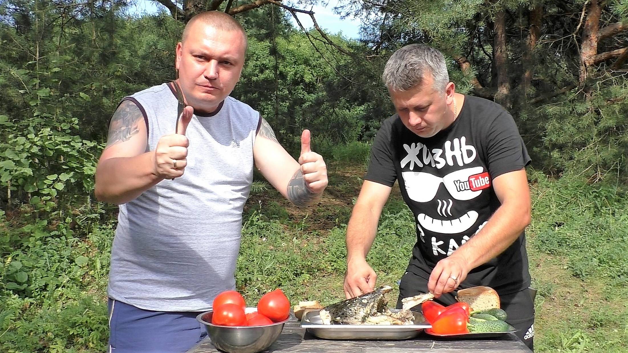 В лесной избушке в диком лесу на берегу озера готовим на гриле голову сёмги с чесноком и кайфуем смотреть онлайн