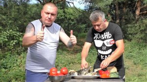 В лесной избушке в диком лесу на берегу озера готовим на гриле голову сёмги с чесноком и кайфуем