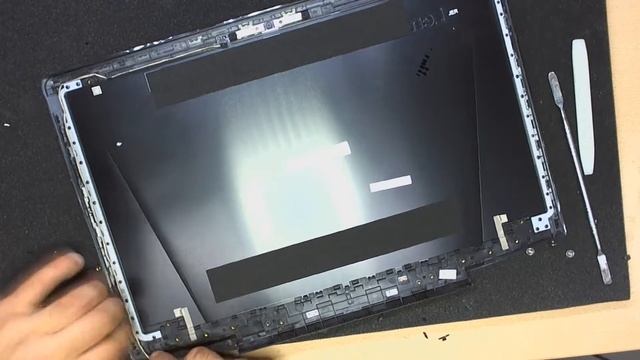 Ноутбук Lenovo IdeaPad Y700. Замена верхней крышки и петель. смотреть онлайн