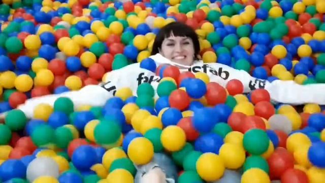 ЛЕНА и МИЛЛИОН Шариков ! Бассейн с цветными шариками. смотреть онлайн