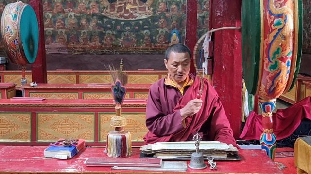 Пуджа для нашей группы в буддийском монастыре Чамдей Гонпа, Ладакх, Гималаи, Северная Индия.