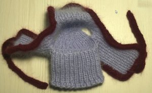 Ушанка для собак с прорезями для ушек спицами.