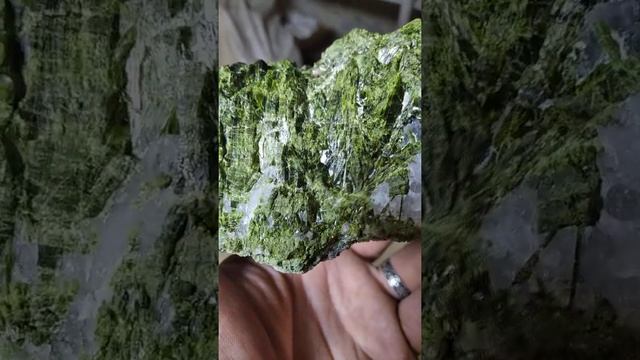 Эпидот на кварце. Свердловская область. смотреть онлайн