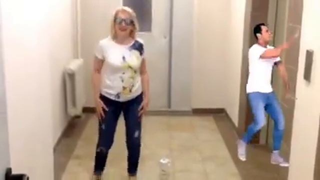 #танецOriflame в исполнении Татьяны Алешкиной и Стаса Костюшкина. Ждём лифт и коротаем время ;-) смотреть онлайн