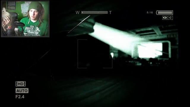 Er spielt an seinem kleinen PILLEMANN! - Outlast #22 | ungespielt смотреть онлайн