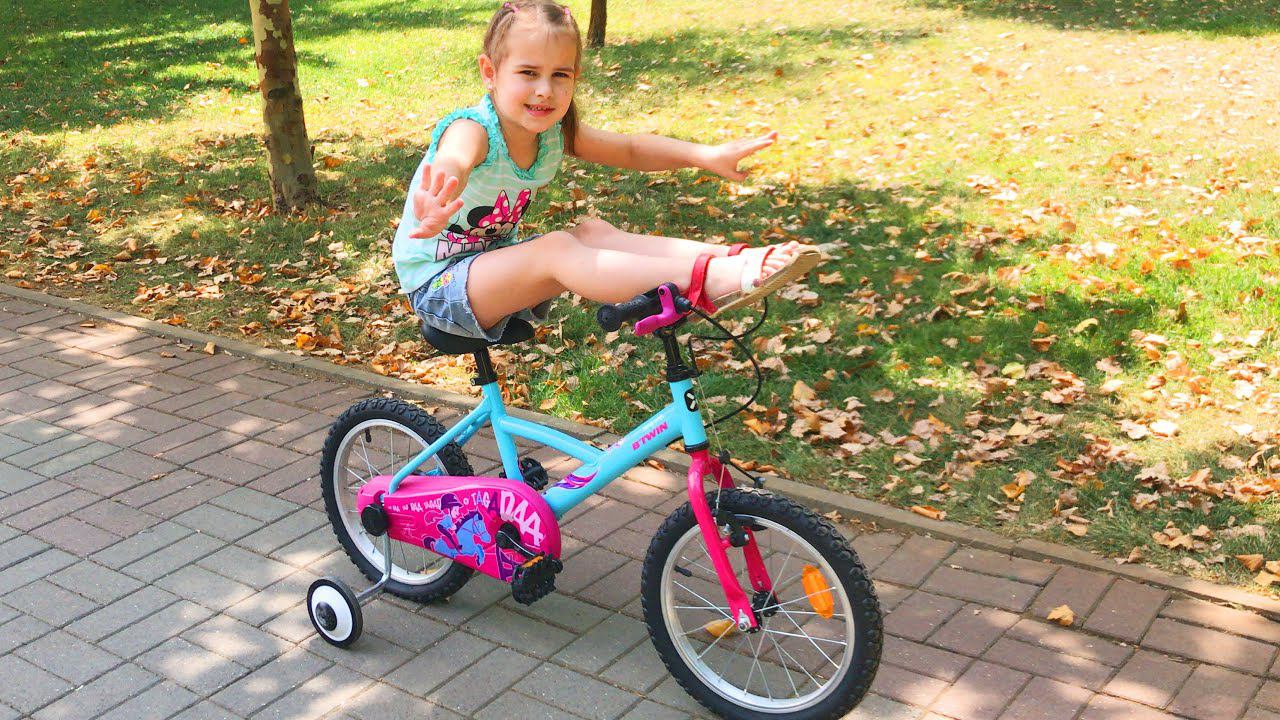 Купили новую куклу ЛОЛ и много игрушек Алина и Юляшка играют на велосипеде смотреть онлайн