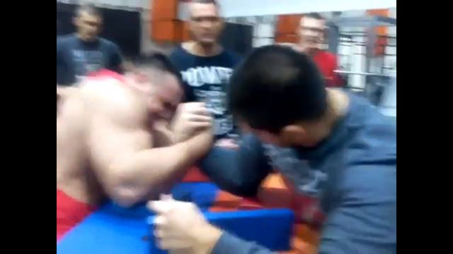 Кто сильнее бодибилдер или армрестлер смотреть онлайн