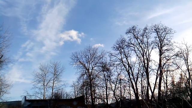 Облака. По голубому небу плывут облака. Зимнее небо смотреть онлайн