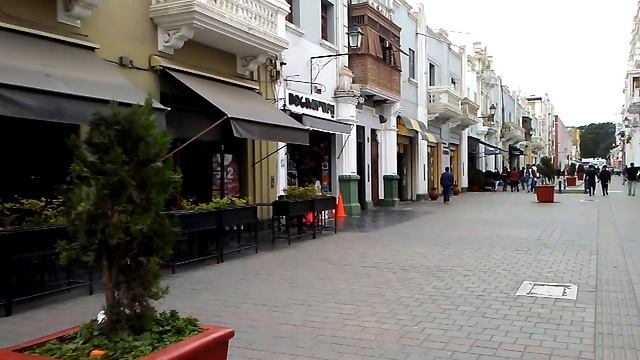CENTRAL SQUARE OF THE CITY OF TRUJILLO PERU смотреть онлайн