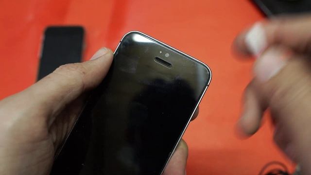 How to Clean the Dust from iPhone Earpiece Speaker Grills смотреть онлайн