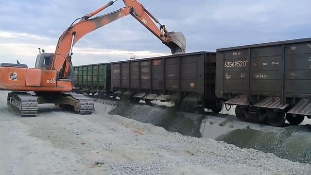 Высыпают щебень с вагонов. смотреть онлайн
