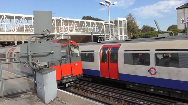 Piccadilly and District lines at Acton Town смотреть онлайн